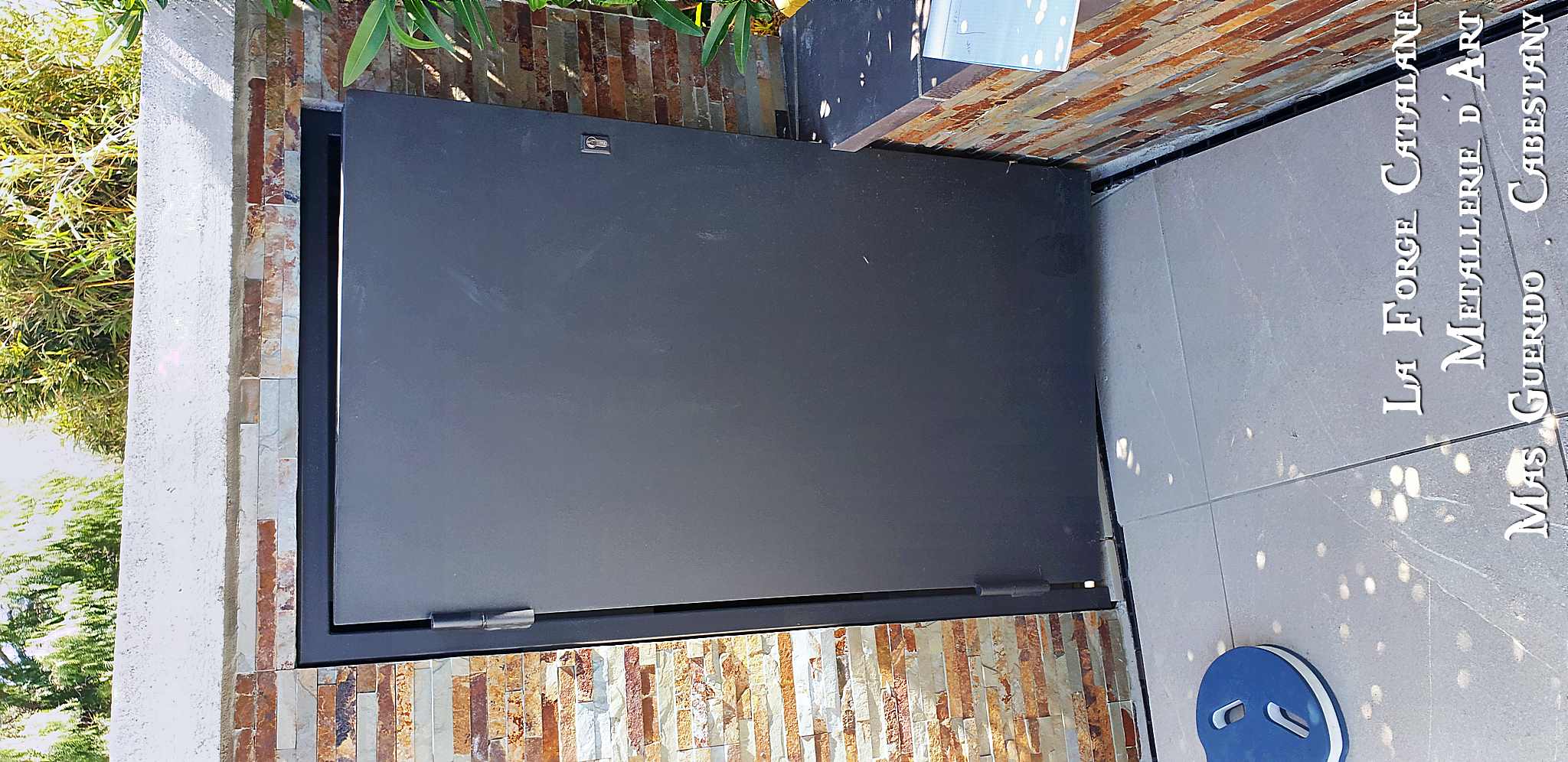 porte tole abri piscine thermolaquage noir forge catalane.jpg